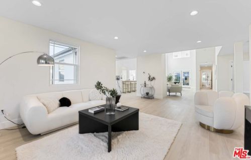 11512 La Maida St, North Hollywood CA  91601-4323 exterior