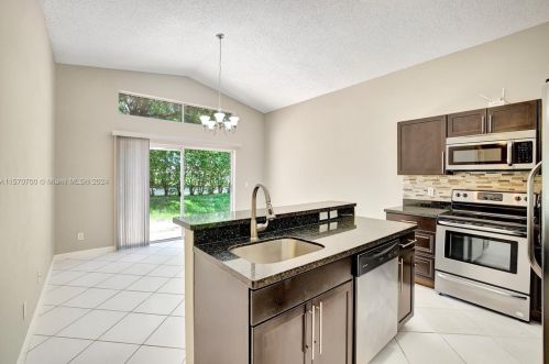 2728 177th Ave, Hollywood FL  33029-5142 exterior