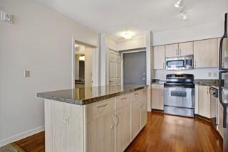 118 6th Ave, Seattle WA  98109-5002 exterior