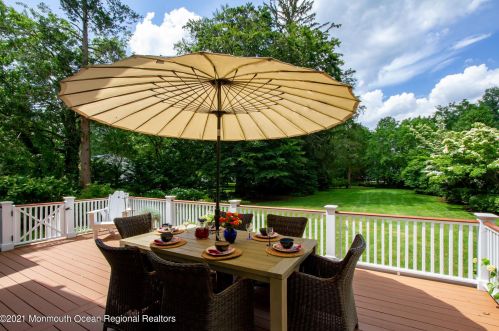 32 Carriage House Ln, Little Silver NJ  07739-1729 exterior