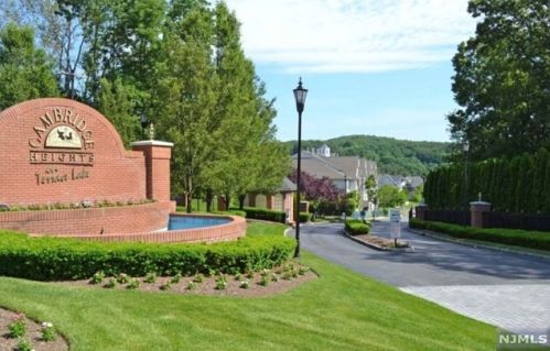 450 Cambridge Dr, Kinnelon, NJ 07405-3242