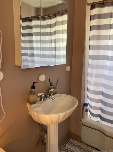 365 Washington St, Bristol CT  06010-6727 exterior