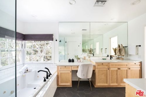 3911 Benedict Canyon Dr, Van Nuys CA  91423-4625 exterior