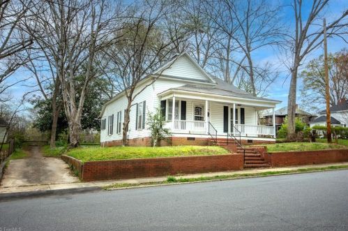 320 Mulberry St, Statesville, NC 28677-3950