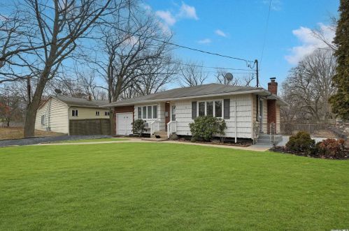 1094 Udall Rd, Bayshore, NY 11706-2716