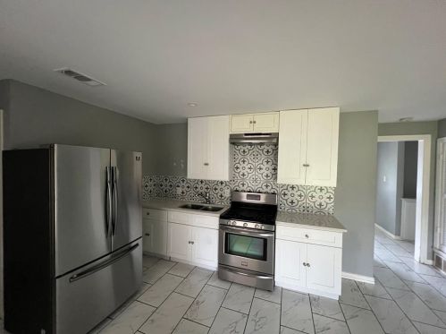 812 Royce Dr, Euless, TX 76040-5211