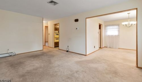 44 Washington St, Clark, NJ 07066-3223