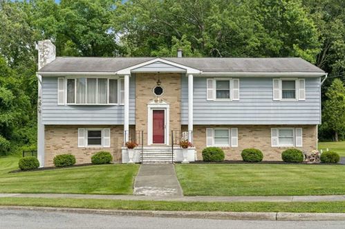 3 Pembroke Dr, Poughkeepsie, NY 12603-4707