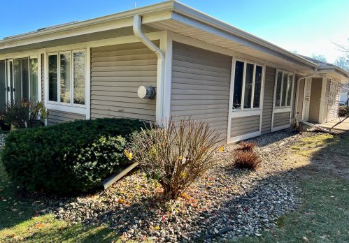 7512 Mequon Square Dr, Thiensville, WI 53092-8528