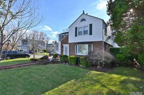 43 Park Cir, Great Neck, NY 11024-1828
