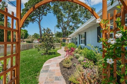 7395 8th St, Saint Petersburg, FL 33702-5215