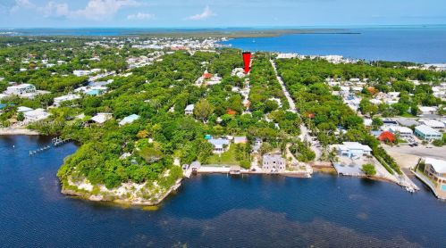 786 Dolphin Ave, Key Largo, FL 33037-4700
