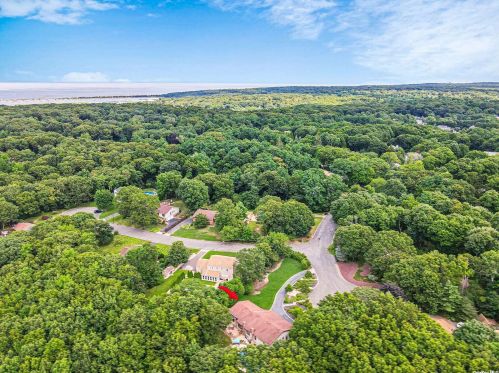 7 Overlook Dr, Mount Sinai, NY 11766-1404