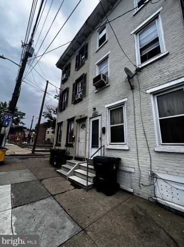 402 Adams St, Wilmington DE  19801-2017 exterior