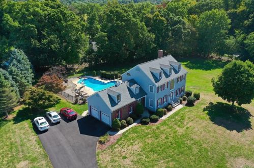 8 Menayas Ct, Washingtonville NY  10992-2032 exterior