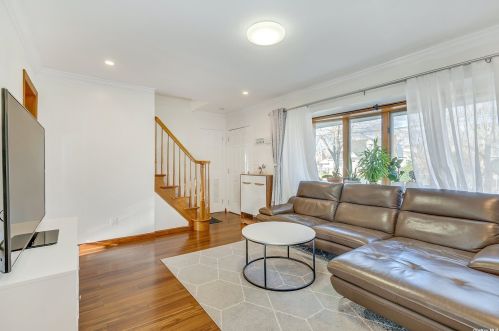 1091 Washington Ave, Westbury, NY 11590-5535