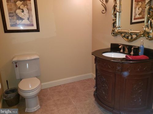 4260 Wyndemere Cir, Schnecksville PA  18078-3527 exterior