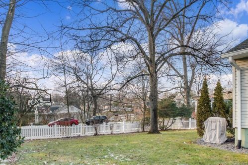 14 Sammis Ln, White Plains NY  10605-4631 exterior