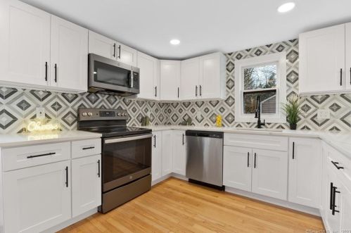 174 Spring St, Windsor Locks CT  06096-1732 exterior