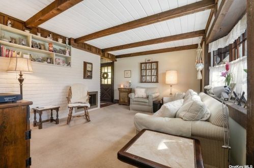 34 Flagstone Ln, Westbury NY  11590-6531 exterior