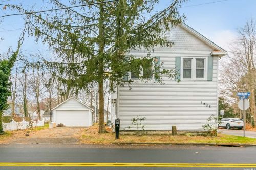 1628 Railroad Ave, Holbrook, NY 11741-2304