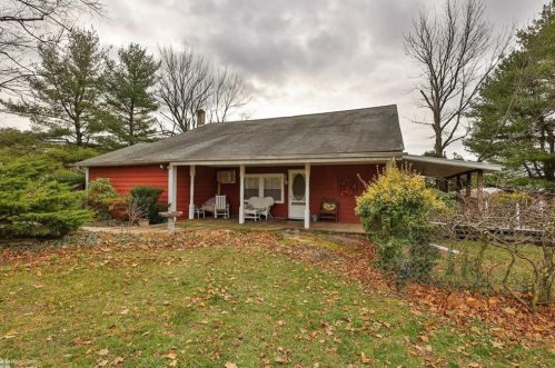 258 Oak St, Wind Gap, PA 18091-1637