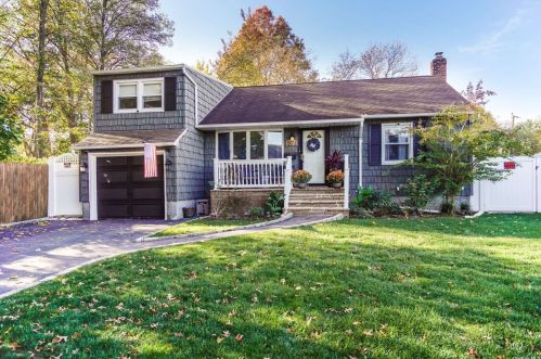656 Greenman Ct, Seaford, NY 11783-1203