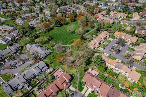 33 Rutledge Ct, East Brunswick NJ  08816-4020 exterior