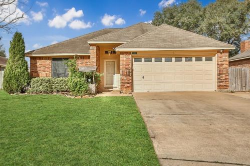 1205 Shadowlake Dr, Sealy, TX 77474-3121