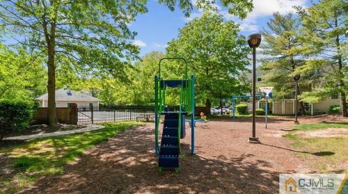 16 Willow Ct, Trenton NJ  08619-4626 exterior