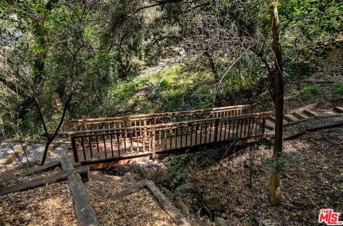 21658 Encina Rd, Topanga CA  90290-3524 exterior