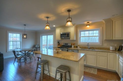 180 Briar Hill Rd, Groton CT  06340-2652 exterior