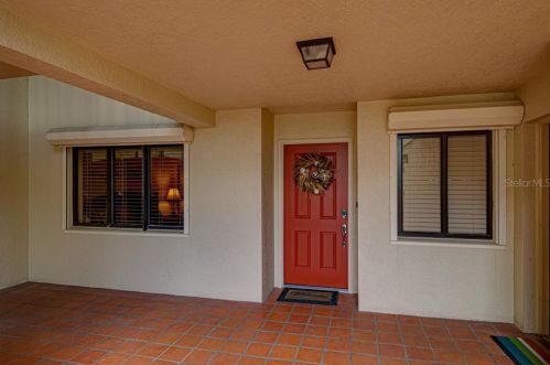 7402 Bayshore Dr, Saint Petersburg, FL 33706-3512