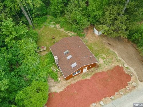 51 Pinecrest Trl, West Milford NJ  07480-1700 exterior