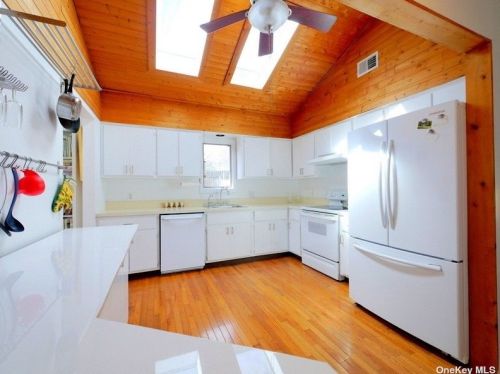 21 Tulip Ct, Moriches, NY 11955-1901