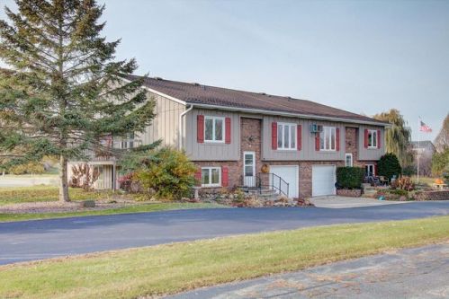 304 Manchester Ln, Chenequa, WI 53029-2746