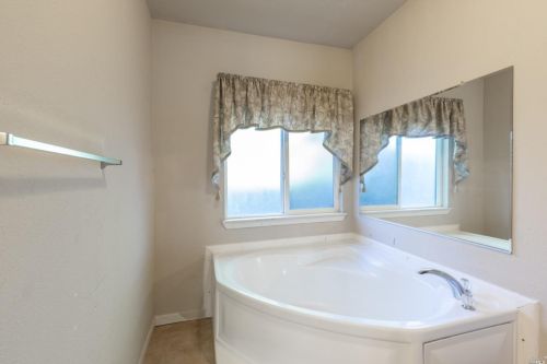 14 Ellie Dr, Santa Rosa CA  95403-1111 exterior