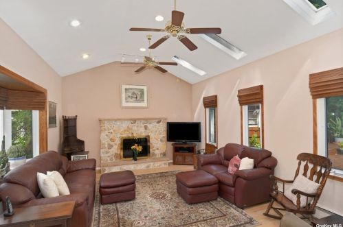 14 Corral Ln, Elwood NY  11731-3412 exterior