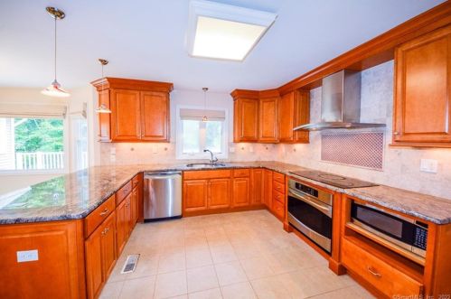 23 Doe Hollow Dr, Bridgeport, CT 06611-3365