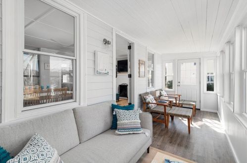 18 Lakeview Dr, South Kingstown RI  02882-1223 exterior