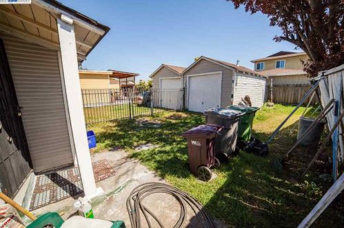 1708 100th Ave, Oakland CA  94603-2710 exterior