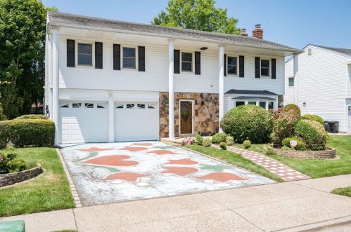 25 Cary Rd, New Hyde Park, NY 11040-3704