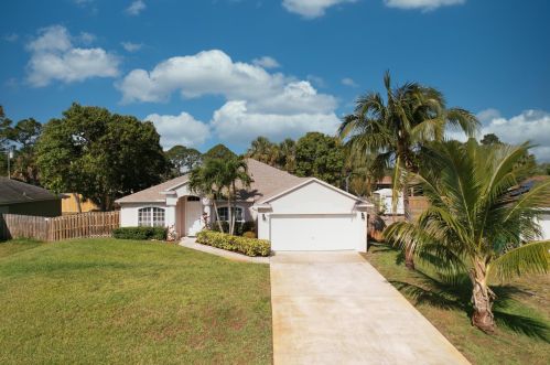 915 Harvard Rd, Fort Pierce, FL 34953-2388