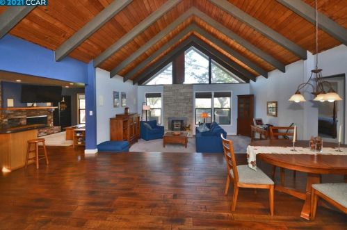 2480 Ln Canada Ct, Pinole CA exterior