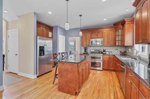 6 Austin Way, Marlborough NY  12542-5539 exterior