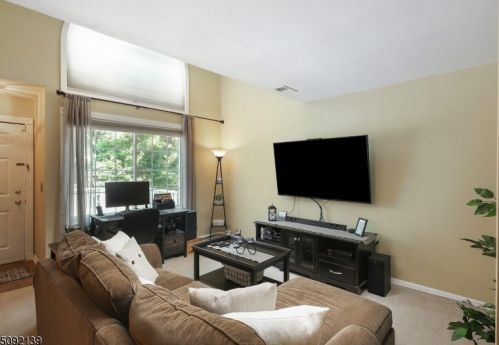 56 Academy Ct, Bedminster NJ  07921-1805 exterior