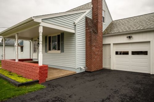 426 Indiana Ave, Hermitage, PA 16121-1705