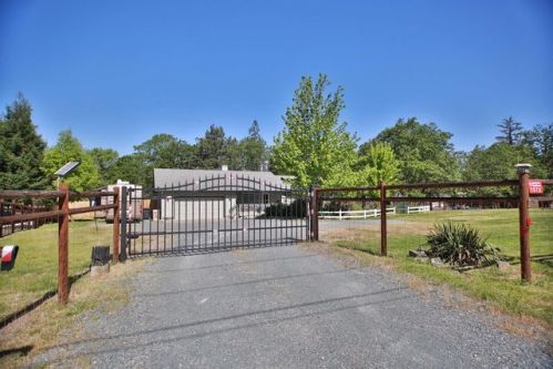 1572 Pleasant Vly Rd, Merlin OR  97532-9760 exterior