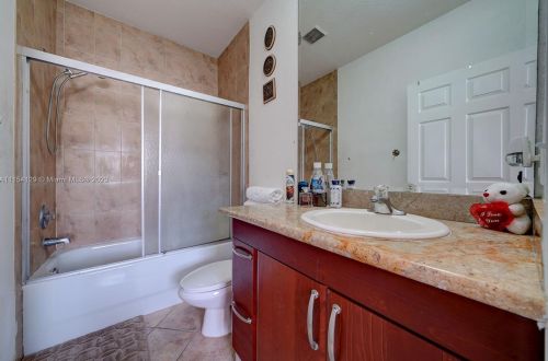 17845 74th Ct, Hialeah FL  33015-8441 exterior