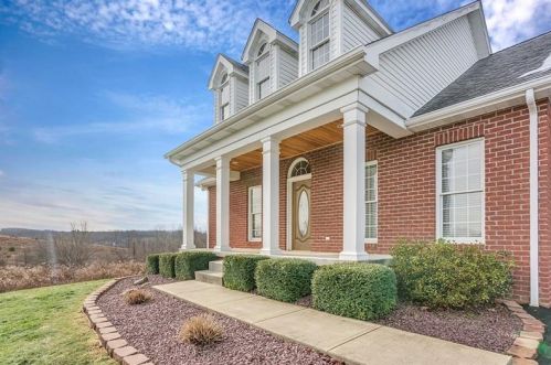 168 Rhodes Dr, Beaver Falls, PA 15010-1438